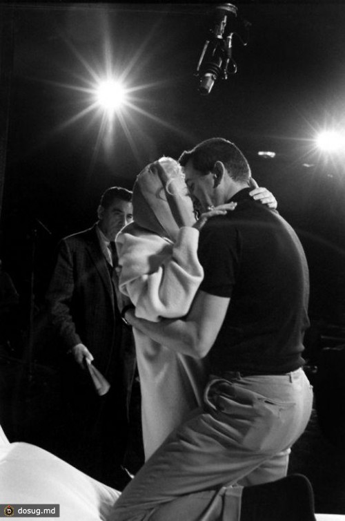 Кларк Гейбл и Берт Ланкастер оценивают оформление сцены из зрительного ряда.1958г.