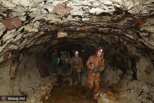  на фото изображены рабочие в одной из вентиляционных горизонтальных выработок будущего подземного рудника.