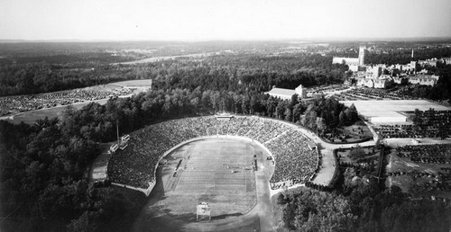 7. Стадион «Duke» во время матча между «Duke» и «UNC» в 1943 году. (Duke University Archives)