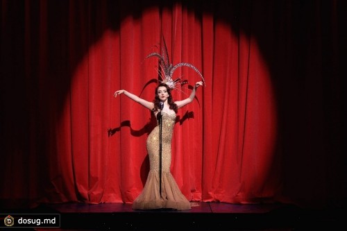 Танцовщица и певица Полли Рэй (Polly Rae) поет на сцене театра «Гаррик», Лондон, Англия. (Chris Jackson/Getty Images)