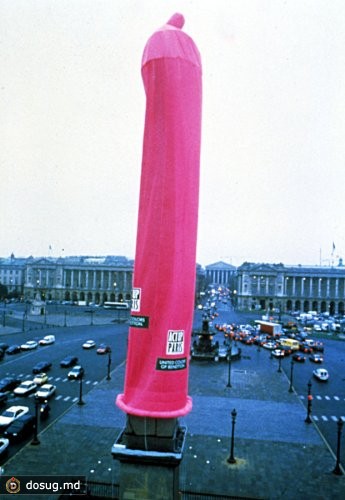 Весь 1993 год Benetton посвятил борьбе со СПИДом. На центральной площади Парижа на памятник Benetton натянул гигантский презерватив со своим логотипом.