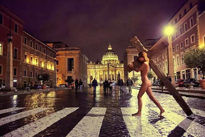 Image result for Девушка обнажилась на центральной площади Ватикана ради фото