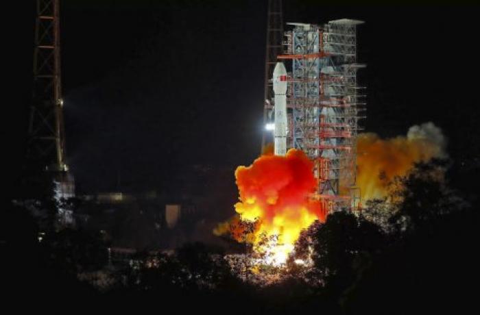 Китай запустил первый зонд к темной стороне Луны