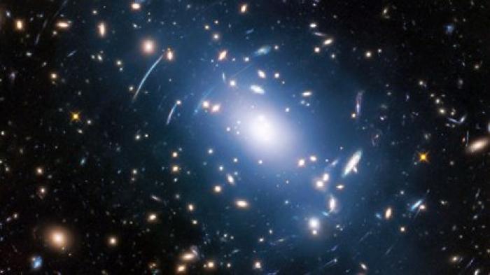 "Хаббл" увидел "тень" темной материи в пустоте между галактиками