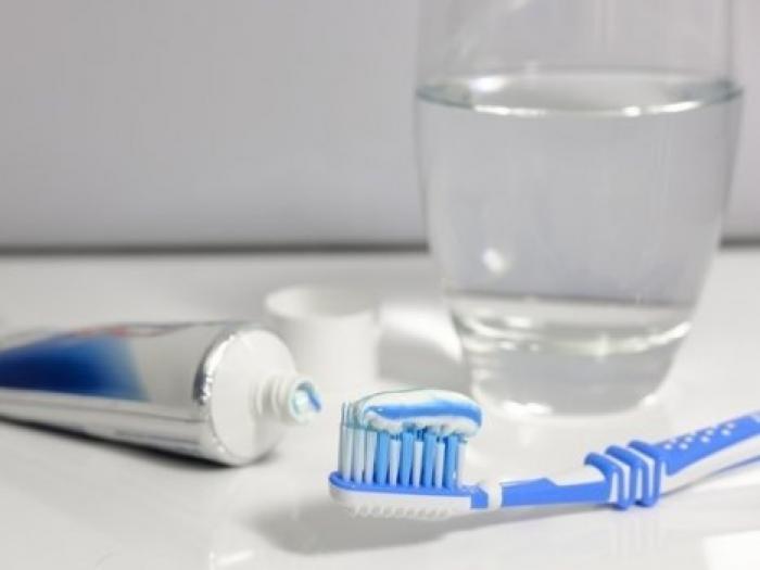 Выявлена неожиданная опасность шампуня и зубной пасты