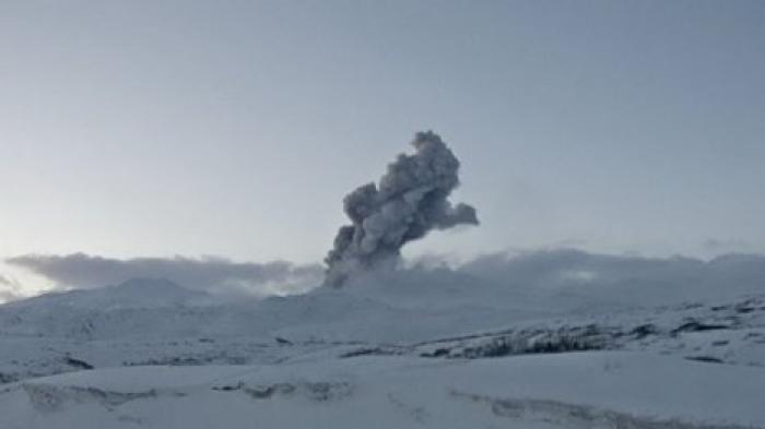 На Курилах вулкан Эбеко выбросил пепел на 1,5 километра