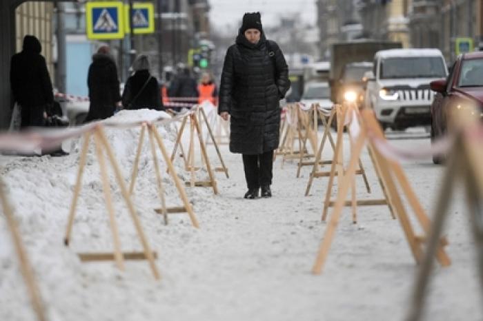 Петербургских учителей выгнали на уборку снега