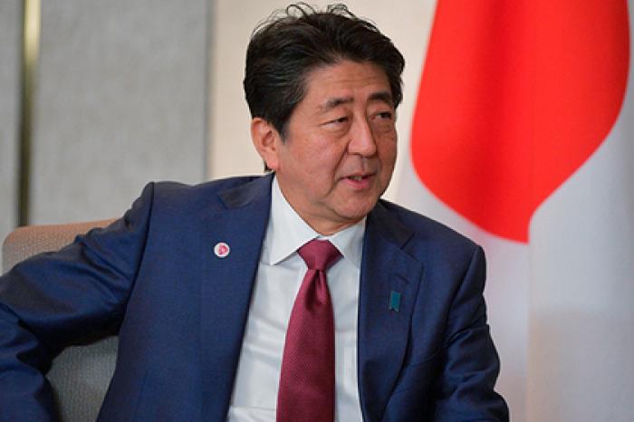 Премьер Японии на могиле отца поклялся договориться с Россией