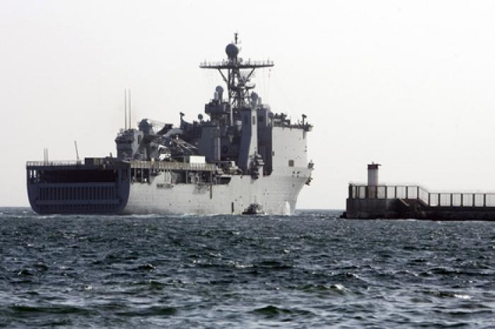 Проход десантного корабля США в Черное море попал на видео