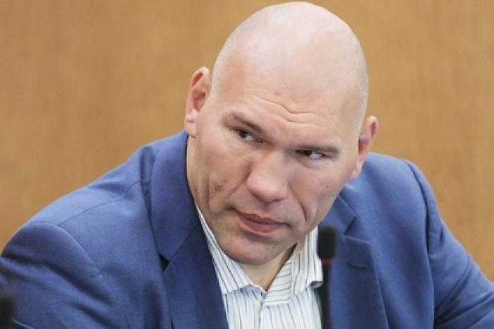 Валуев объяснил купание в «проруби с подогревом»