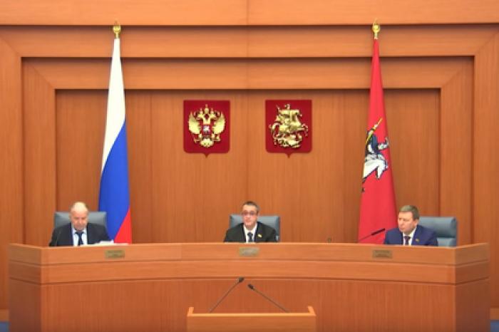 В Мосгордуме засчитали голоса отсутствующих на заседании депутатов