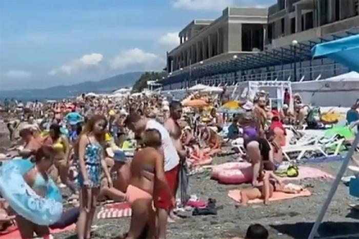 Переполненный туристами после наводнения в Сочи пляж попал на видео