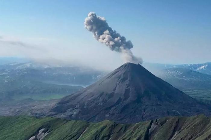 Вулкан Карымский на Камчатке выбросил километровый столб пепла
