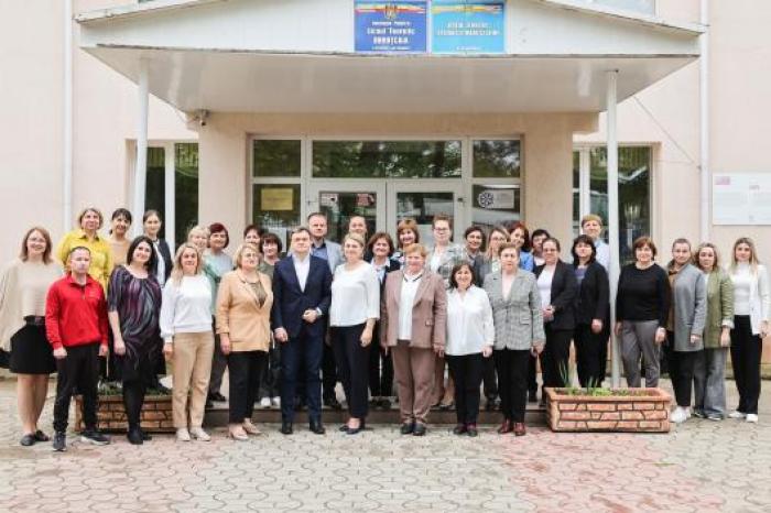 Премьер-министр побеседовал с учителями села Дороцкая