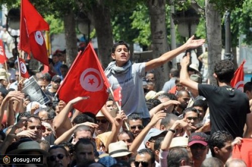 При разгоне акций протеста в Тунисе погиб демонстрант