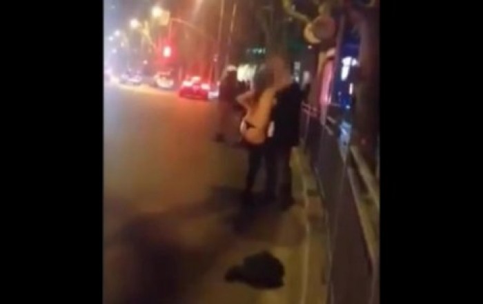 Пьяная пара из России занялась сексом прямо на улице