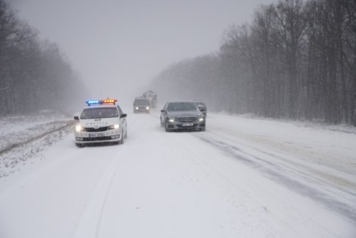 По всей стране закрыты дороги из-за снегопадов
