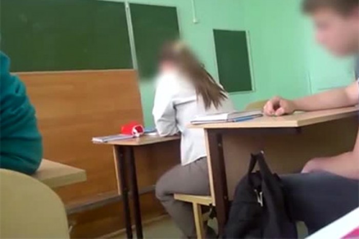 Студентка Ainara Reina занялась с однокурсником сексом прямо у учителя на глазах