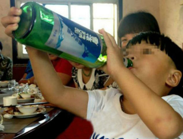 Двухлетний мальчик стал самым молодым алкоголиком Китая