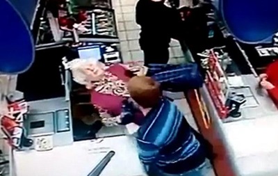 ИноСМИ шокировало видео, на котором россиянин ударил старушку
