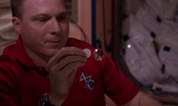 Космонавты растворили шипучую таблетку в условиях невесомости