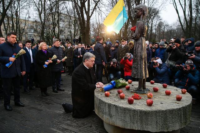 Украинцы зажигают свечи в память о жертвах голодоморов
