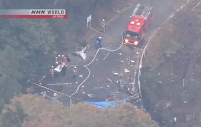 В Японии вертолет упал на мост