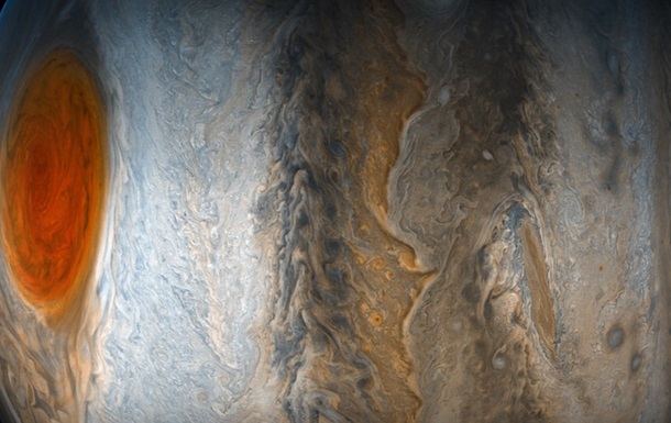 NASA показало красочные фото Юпитера