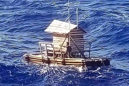 Подросток 49 дней дрейфовал в море в деревянной хижине