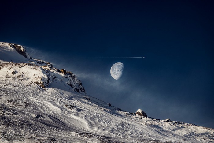 Снимок пролетающего мимо Луны самолёта:Göran Strand 