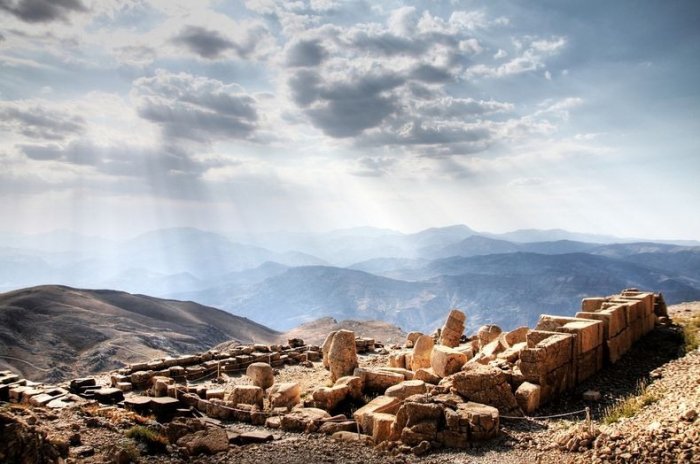 Древние руины на вершине горы Немрут