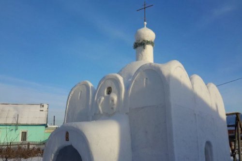 Россиянин в одиночку построил снежную церковь в сибирской деревне, где не было ни одного храма