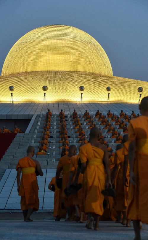 Праздник Макха Буча в таиландском буддийском храме Ват Пхра Дхаммакая
