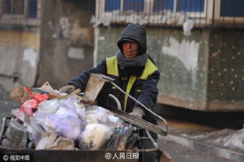 Китайский дворник жертвует свои сбережения для обучения бедных школьников