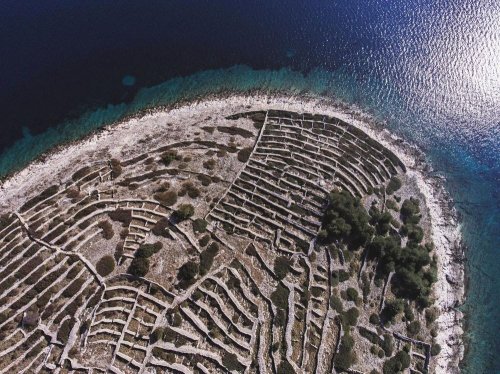 В Хорватии есть остров, который похож на гигантский отпечаток пальца