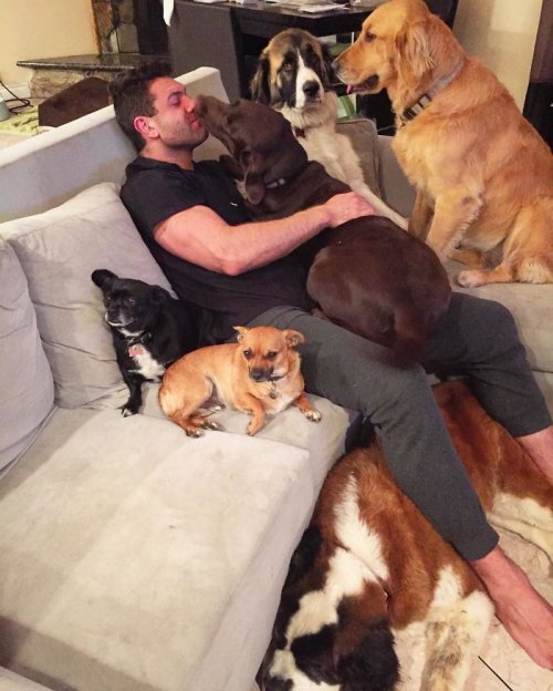 Ли Эшер и его семья из 9 спасённых животных