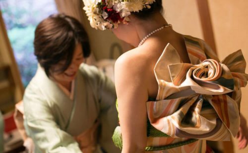 Японки стали по-новому носить кимоно
