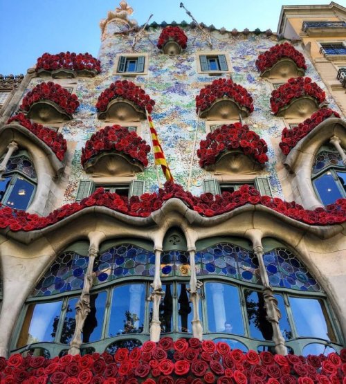 Украшенный розами "Дом костей" в Барселоне