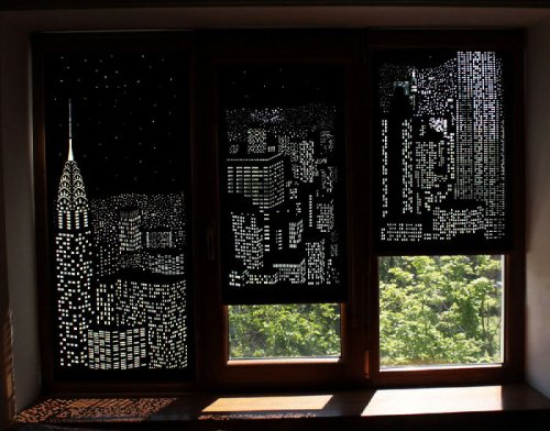 Перфорированные жалюзи, превращающие окно в потрясающую панораму ночного города