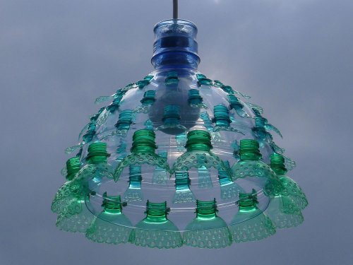 Люстры из пластиковых ПЭТ-бутылок, созданные художницей Вероникой Рихтеровой