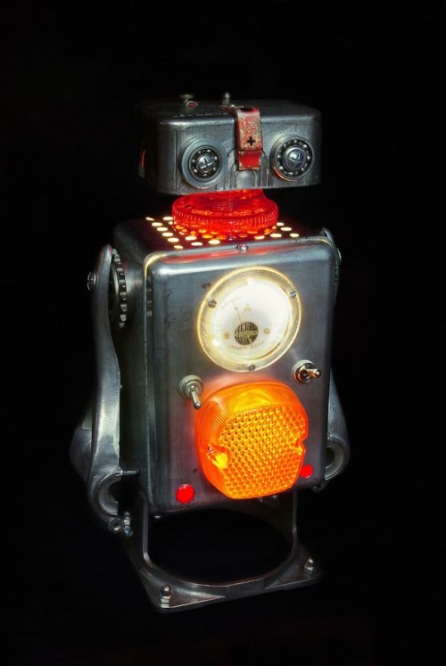 Скульптуры роботов с подсветкой из старых металлических деталей