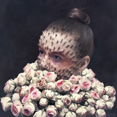 Зловещие сюрреалистические портреты людей, пожираемых растениями