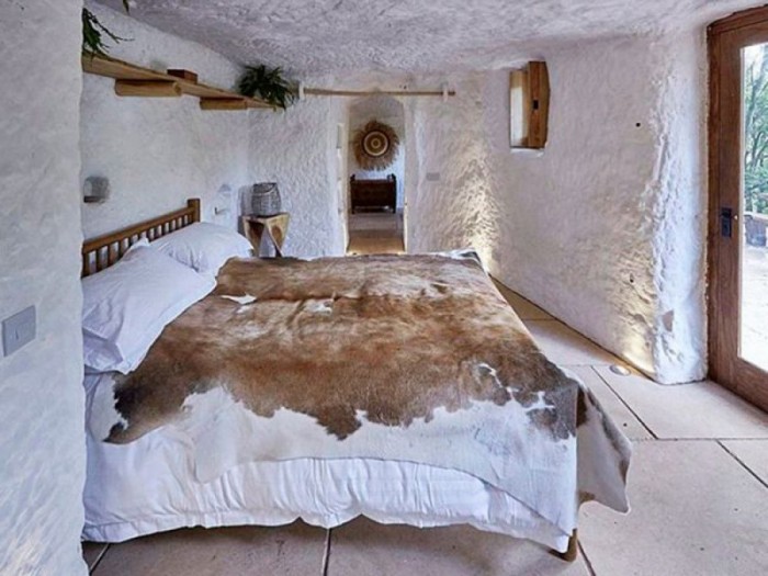 Британец приобрел 700-летнюю пещеру и превратил ее в стильные апартаменты