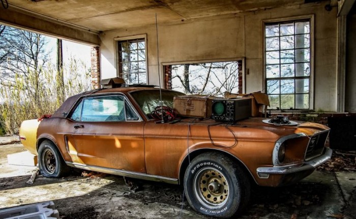 Классический Ford Mustang в гараже заброшенного дома