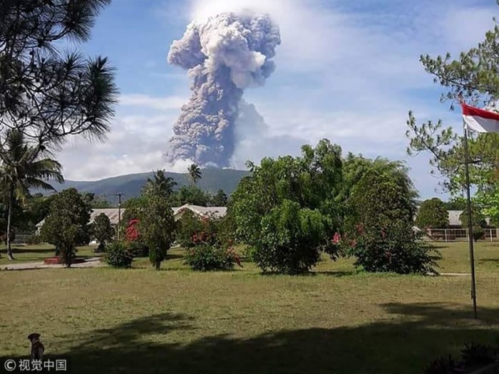 На индонезийском острове Сулавеси рванул вулкан