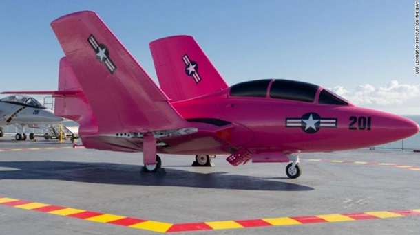 В США показали розовый истребитель
