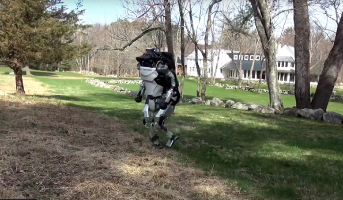 Робот Atlas на пробежке: ему не страшны даже бревна