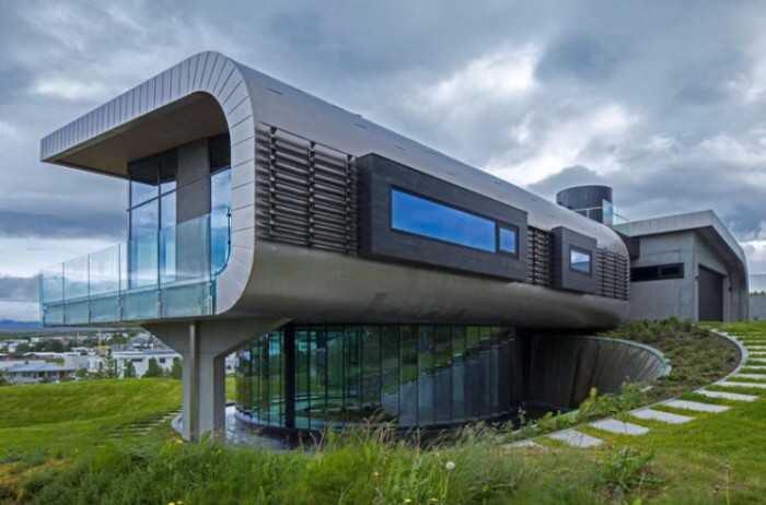 Суровый дом из стекла и бетона в Исландии