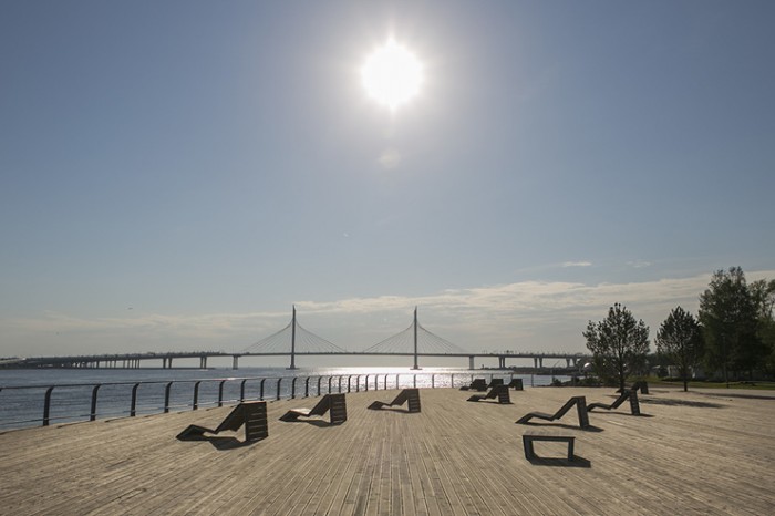 В Санкт-Петербурге открылась зона отдыха с шезлонгами и видом на залив. Посмотрите, как она выглядит