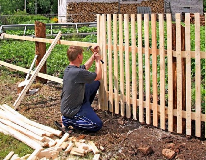 Дёшево и сердито: дачник из Новосибирска построил 20-метровый забор из пластиковых бутылок